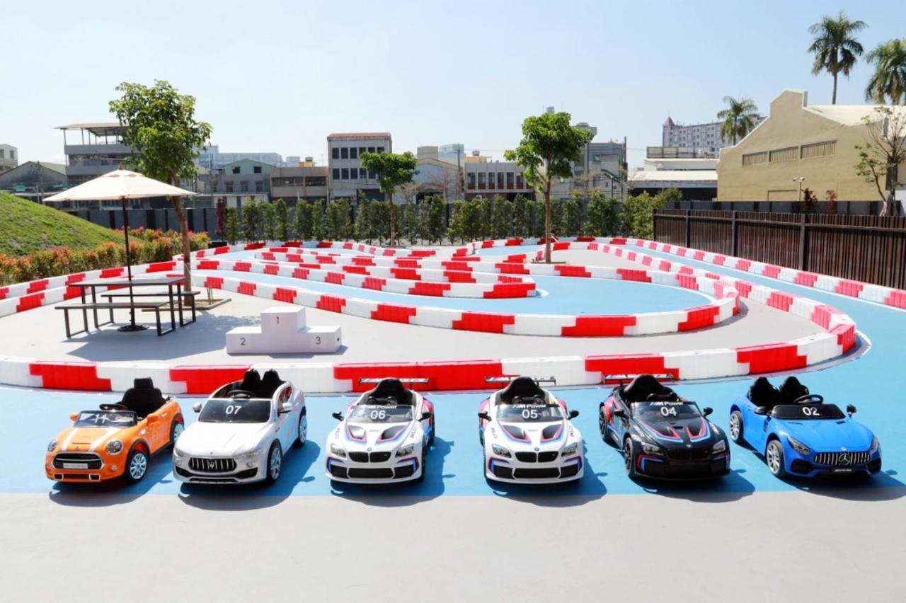 Hsin Hotel Kota Chiayi Bagian luar foto A track at a go-karting centre